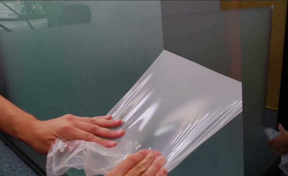 cách làm sạch giấy dán trên kính